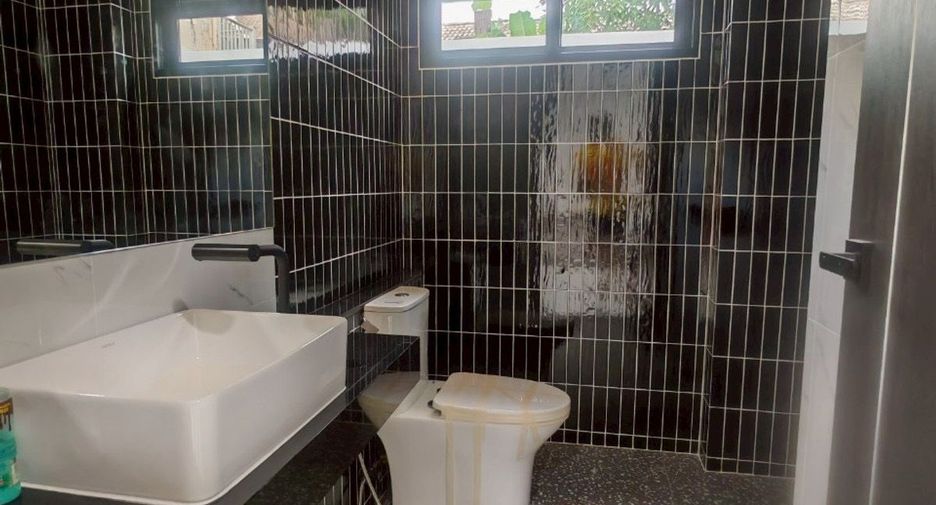 For rent and for sale 5 bedrooms townhouse in Wang Thonglang, Bangkok