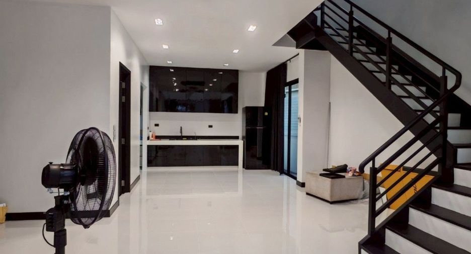 For rent and for sale 5 bedrooms townhouse in Wang Thonglang, Bangkok