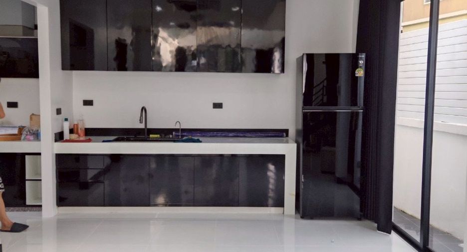 For rent and for sale 5 bedrooms townhouse in Wang Thonglang, Bangkok
