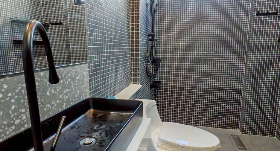 For rent and for sale 5 bedrooms townhouse in Wang Thonglang, Bangkok