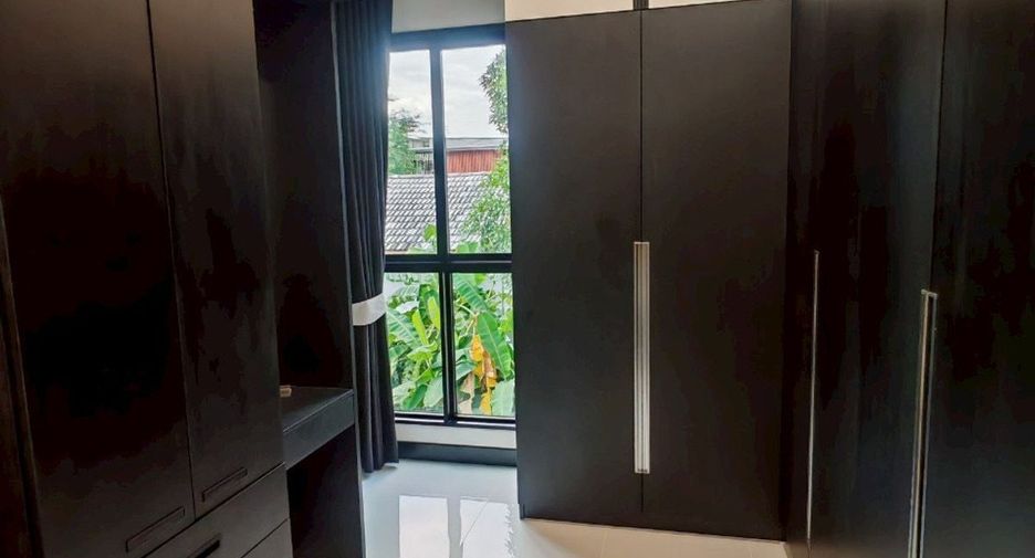 For rent and for sale 5 bedrooms townhouse in Wang Thonglang, Bangkok