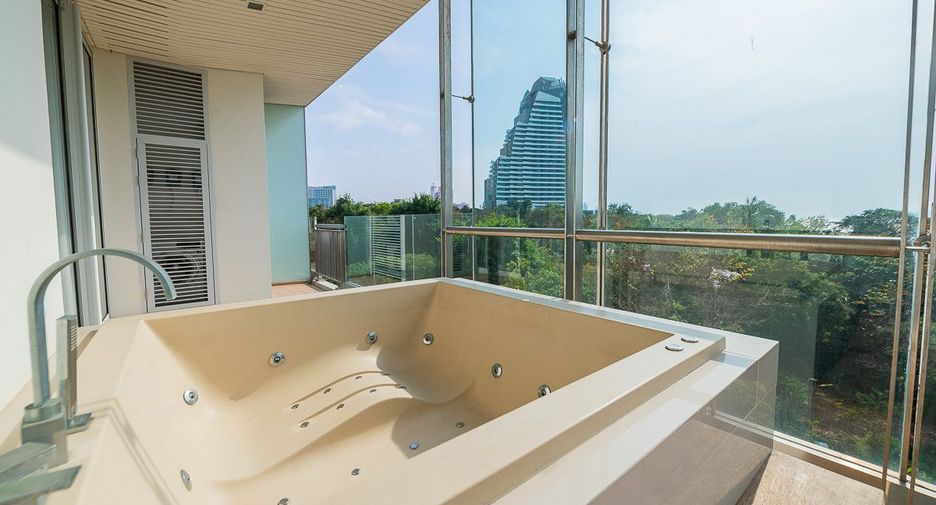 For rent 2 bedrooms condo in North Pattaya, Pattaya