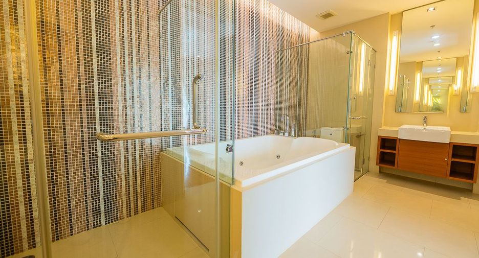 For rent 2 bedrooms condo in North Pattaya, Pattaya