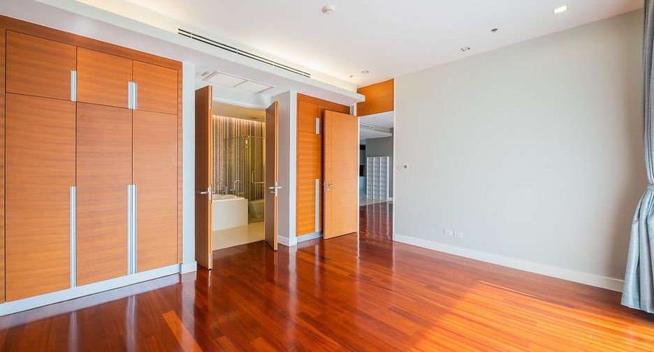 For rent 2 bedrooms condo in North Pattaya, Pattaya