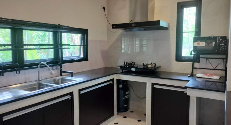 For rent 3 bedrooms townhouse in Mueang Chiang Mai, Chiang Mai