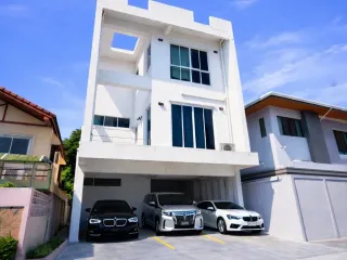 Reihenhaus zur Miete mit 5 Zimmer in Huai Khwang, Bangkok