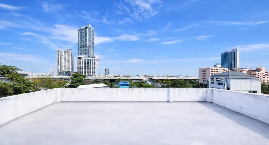 For rent 5 bedrooms townhouse in Huai Khwang, Bangkok