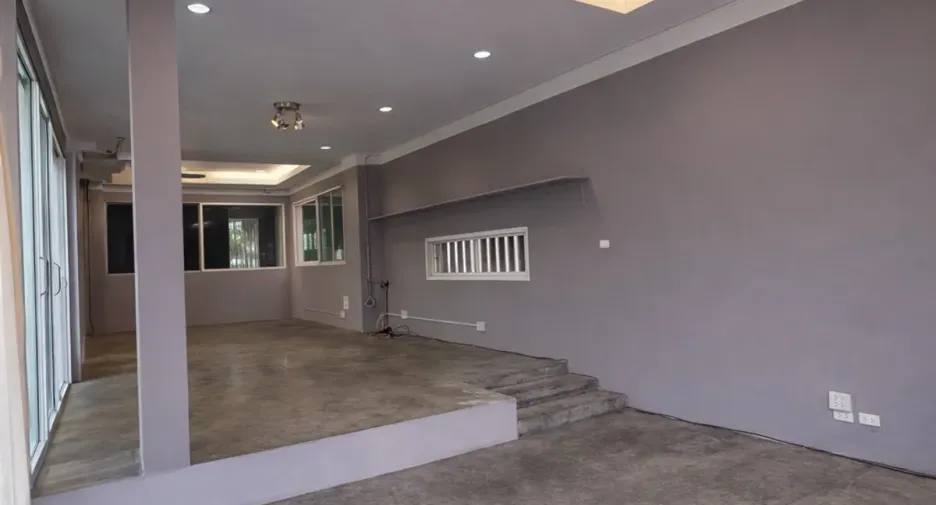 For rent 5 bedrooms townhouse in Huai Khwang, Bangkok