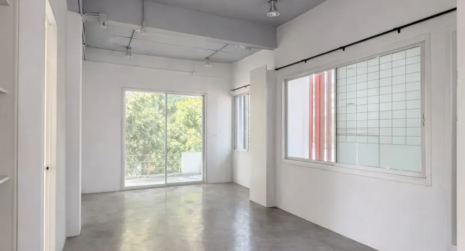 For rent 5 bedrooms townhouse in Huai Khwang, Bangkok