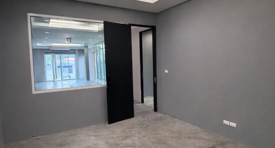 For rent 5 bedrooms townhouse in Huai Khwang, Bangkok