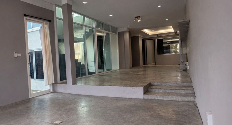 For rent 5 bedrooms townhouse in Huai Khwang, Bangkok