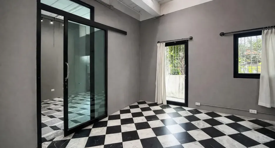 For rent 5 bedrooms townhouse in Huai Khwang, Bangkok