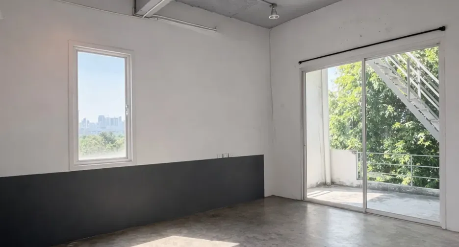 For rent 5 bedrooms townhouse in Huai Khwang, Bangkok