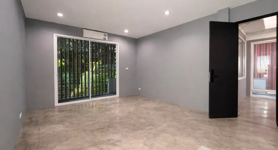 For rent 5 bedrooms townhouse in Huai Khwang, Bangkok