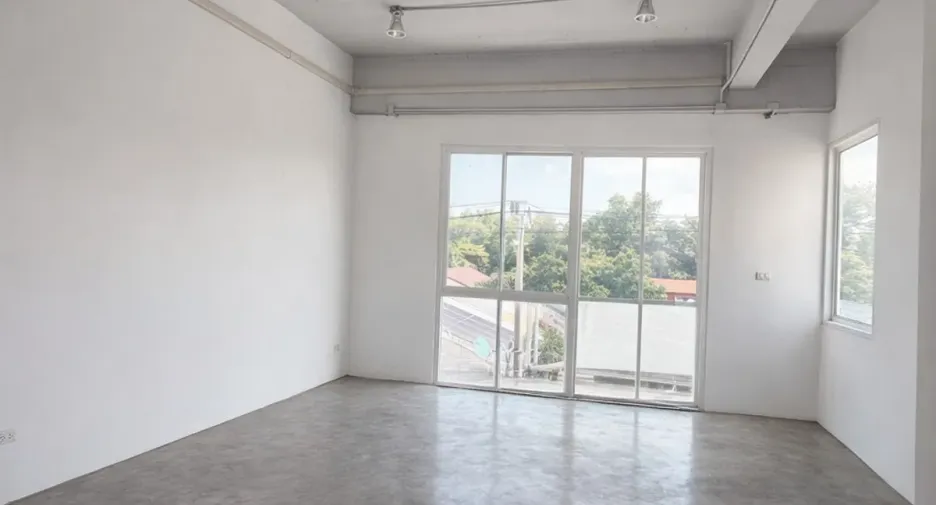 For rent 5 bedrooms townhouse in Huai Khwang, Bangkok