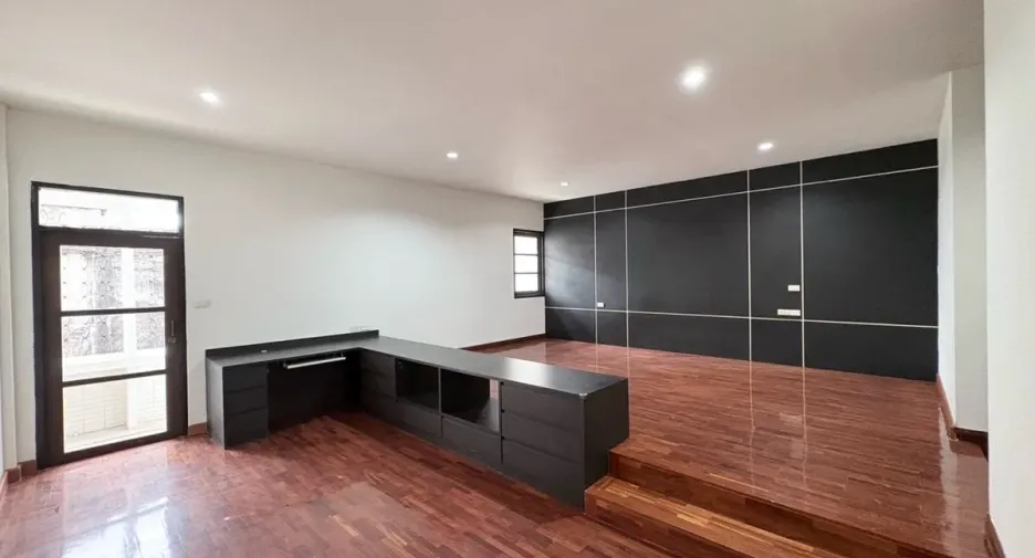 Reihenhaus zum Kauf und zur Miete mit 4 Zimmer in Pathum Wan, Bangkok
