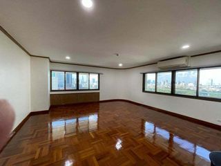 For rent 4 bedrooms condo in Watthana, Bangkok