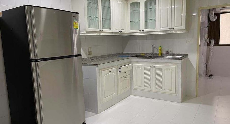 For rent 4 bedrooms condo in Watthana, Bangkok