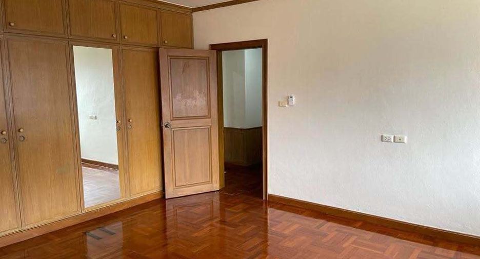 For rent 4 bedrooms condo in Watthana, Bangkok
