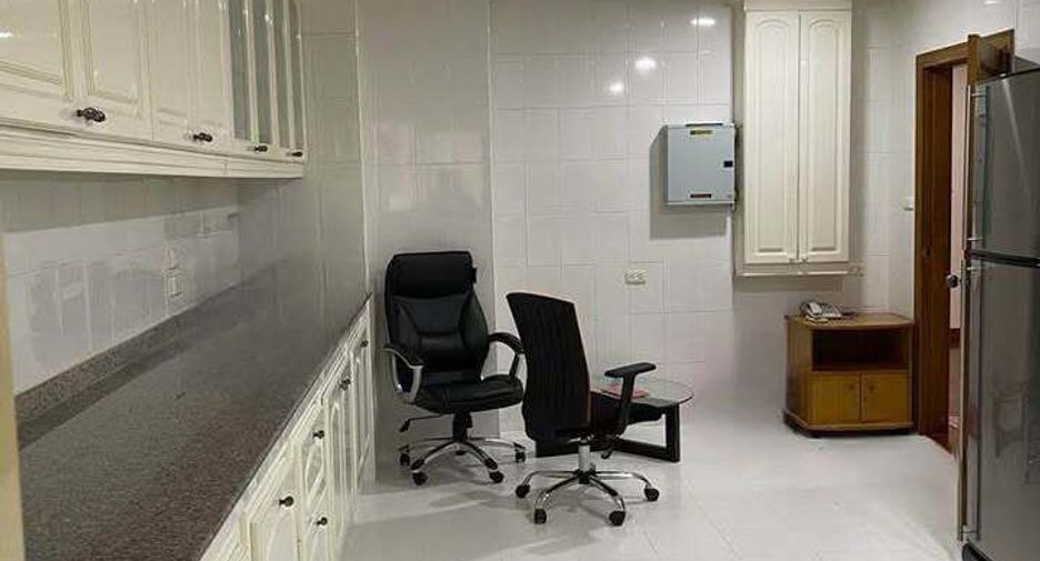 For rent 4 bedrooms condo in Watthana, Bangkok