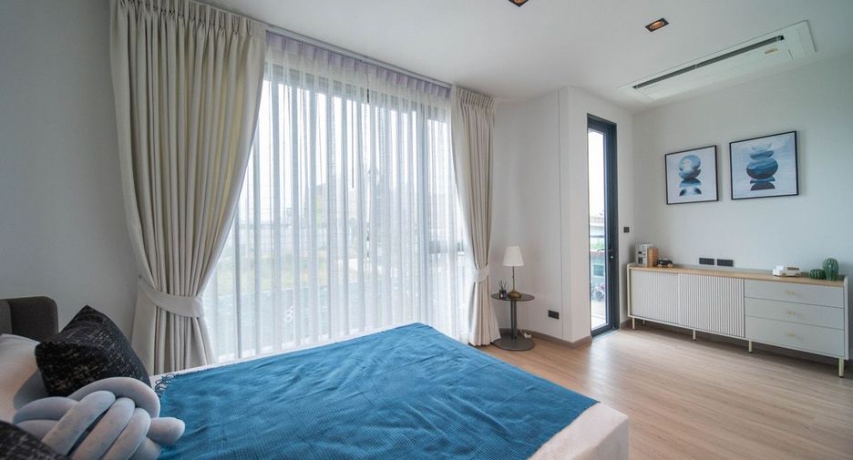 For rent 4 bedrooms townhouse in Huai Khwang, Bangkok