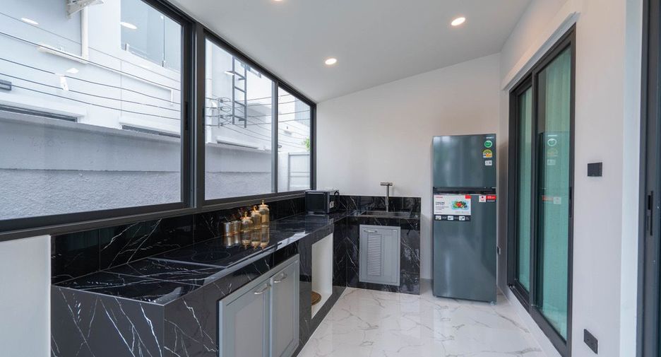 For rent 4 bedrooms townhouse in Huai Khwang, Bangkok