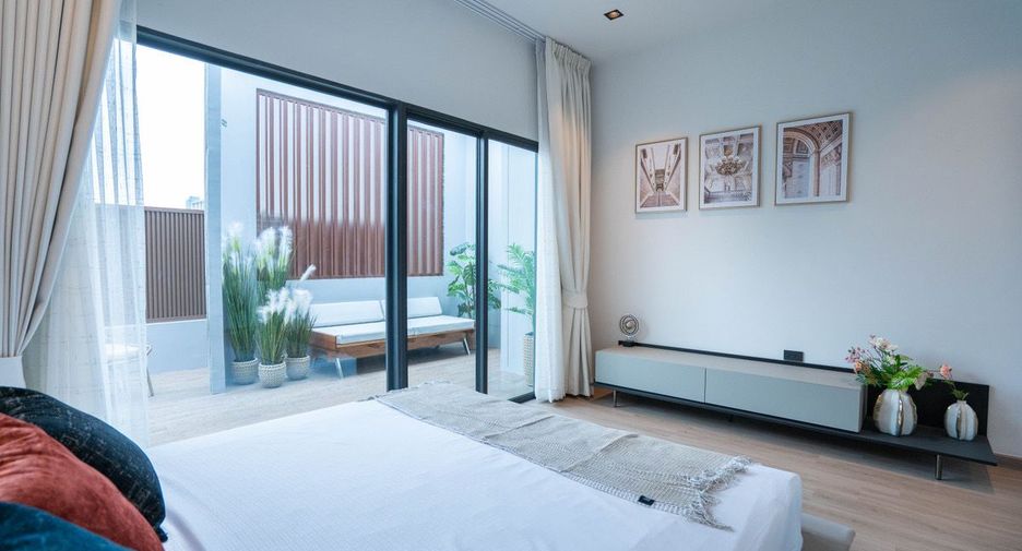 For rent 4 bedrooms townhouse in Huai Khwang, Bangkok