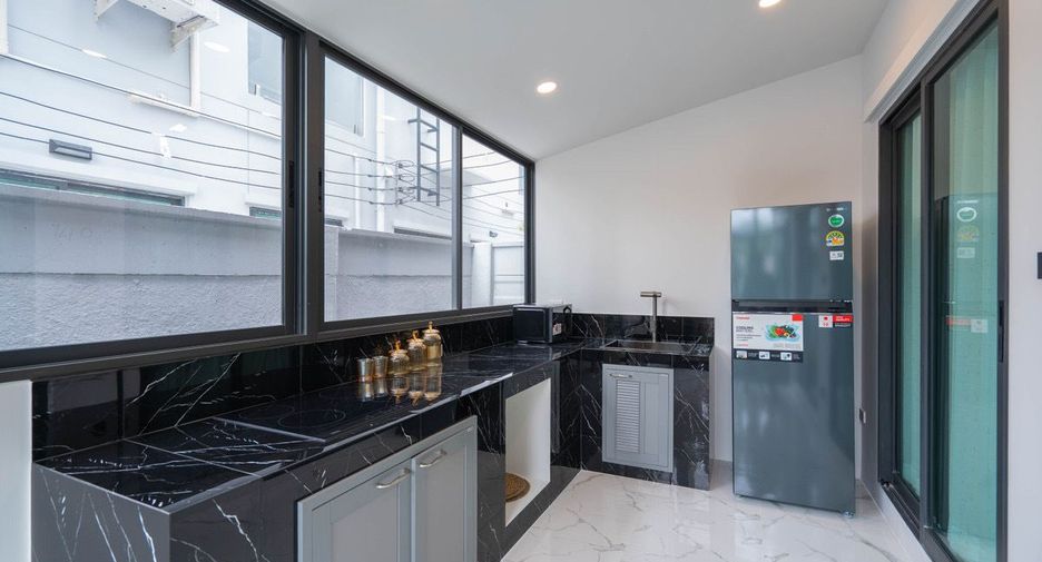 For rent 4 bedrooms townhouse in Huai Khwang, Bangkok