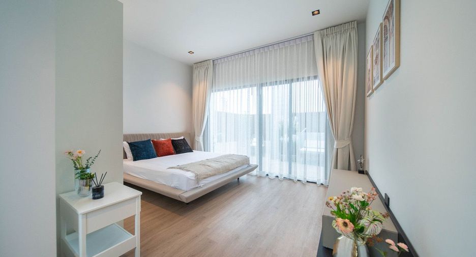 For rent 4 bedrooms townhouse in Huai Khwang, Bangkok