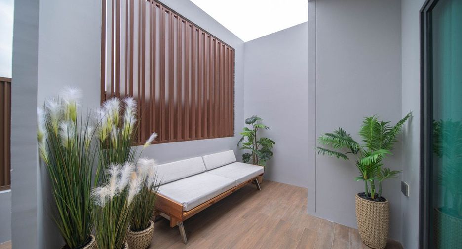 For rent 4 bedrooms townhouse in Huai Khwang, Bangkok