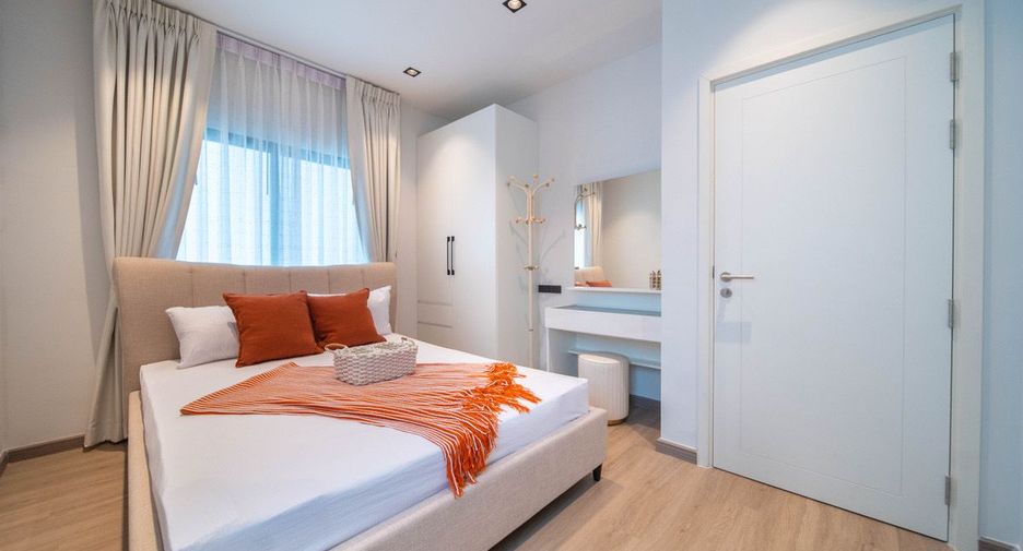 For rent 4 bedrooms townhouse in Huai Khwang, Bangkok