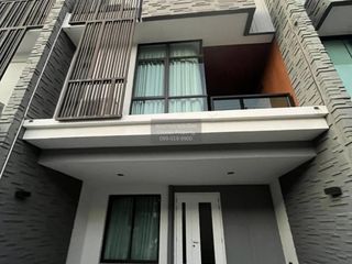 Casa adosada en alquiler de 3 habitaciones en Bueng Kum, Bangkok
