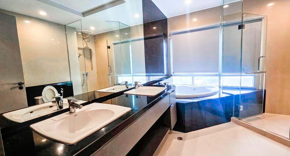 For rent 3 bedrooms condo in Pathum Wan, Bangkok