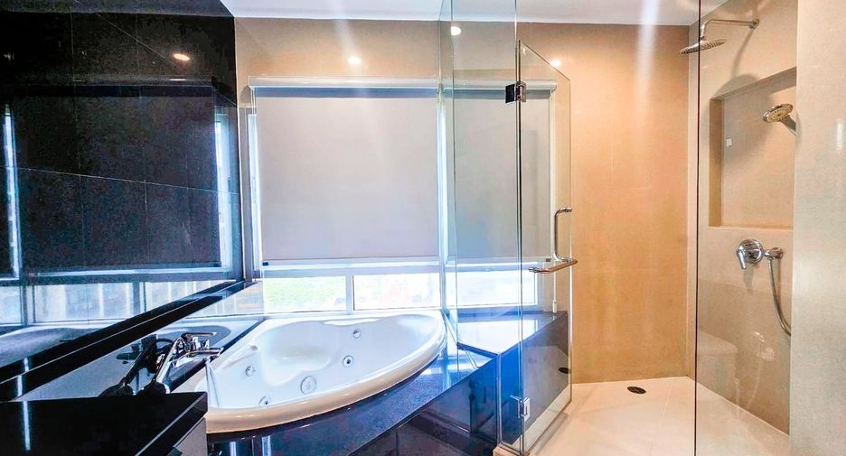 For rent 3 bedrooms condo in Pathum Wan, Bangkok