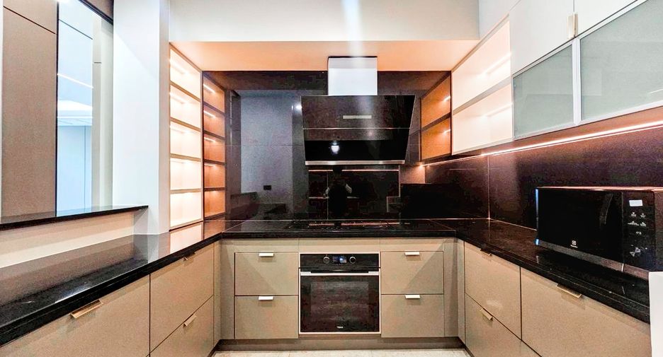For rent 3 bedrooms condo in Pathum Wan, Bangkok