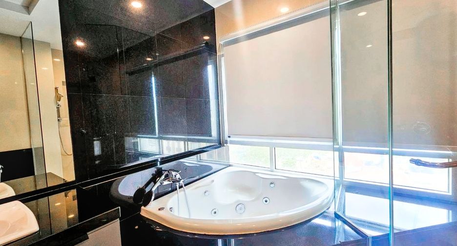 For rent 3 bedrooms condo in Pathum Wan, Bangkok