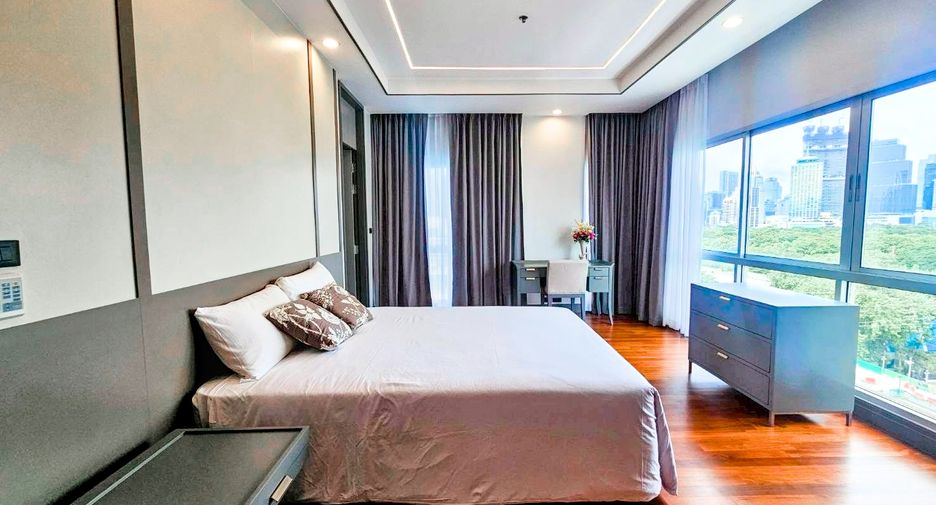For rent 3 bedrooms condo in Pathum Wan, Bangkok