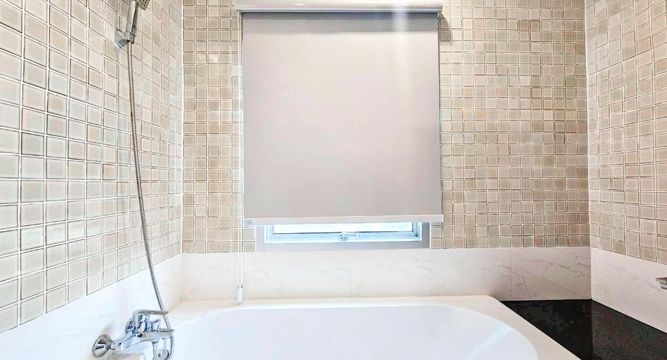 For rent 3 bedrooms condo in Pathum Wan, Bangkok