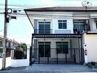 For sale 3 bedrooms townhouse in Mueang Samut Prakan, Samut Prakan