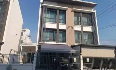 For rent 3 bedrooms townhouse in Lat Phrao, Bangkok