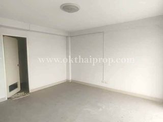 Reihenhaus zum Kauf mit 6 Zimmer in Phutthamonthon, Nakhon Pathom
