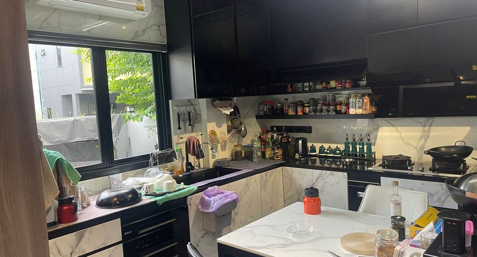 For sale 4 bedrooms house in Sai Mai, Bangkok