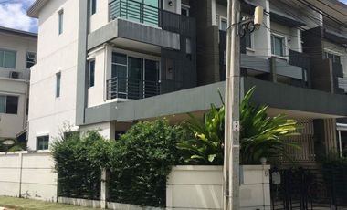 出租 3 卧室 联排别墅 在 Bang Kapi, 曼谷