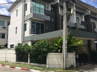Reihenhaus zur Miete mit 3 Zimmer in Bang Kapi, Bangkok
