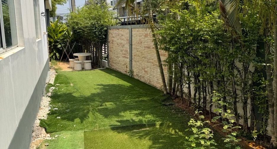 For rent 3 bedrooms townhouse in Bang Kapi, Bangkok