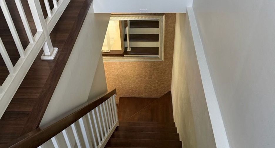 For rent 3 bedrooms townhouse in Bang Kapi, Bangkok