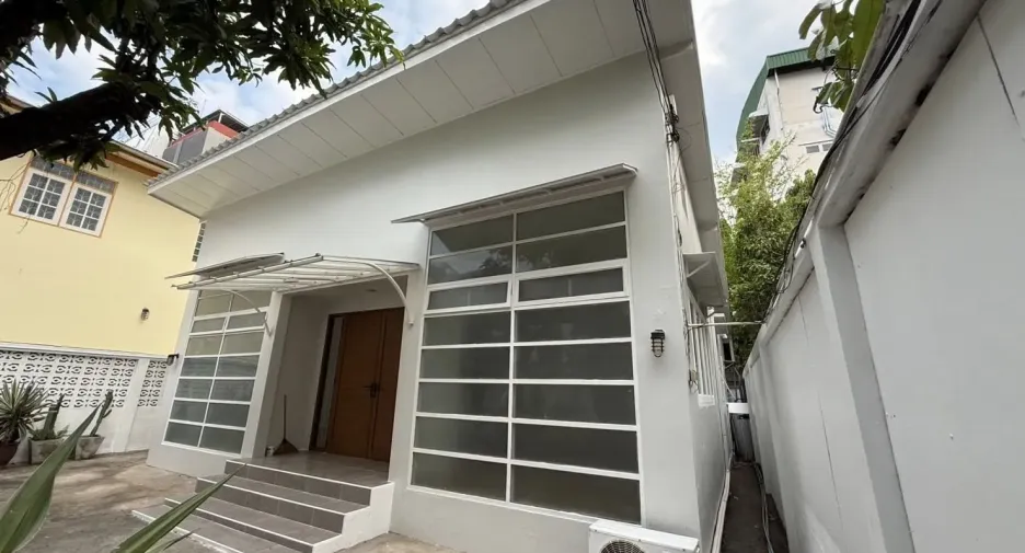 For rent 3 bedrooms house in Khlong Toei, Bangkok