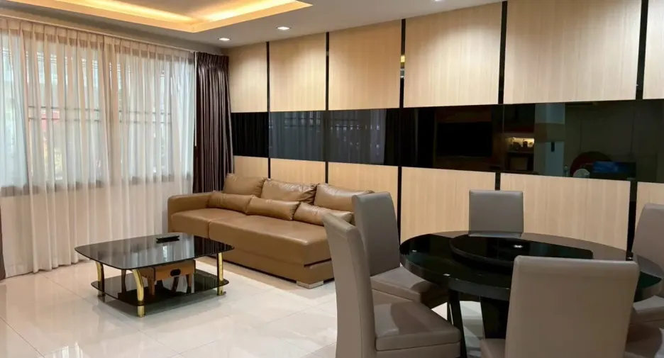 For rent 3 bedrooms townhouse in Pathum Wan, Bangkok