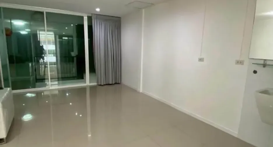For rent 2 ベッドルーム townhouse in Phra Khanong, Bangkok