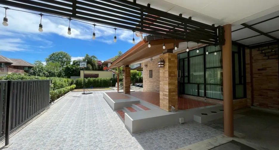 For rent 4 bedrooms villa in East Pattaya, Pattaya